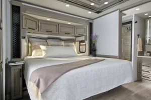 Newmar Summit Aire 4505 bedroom